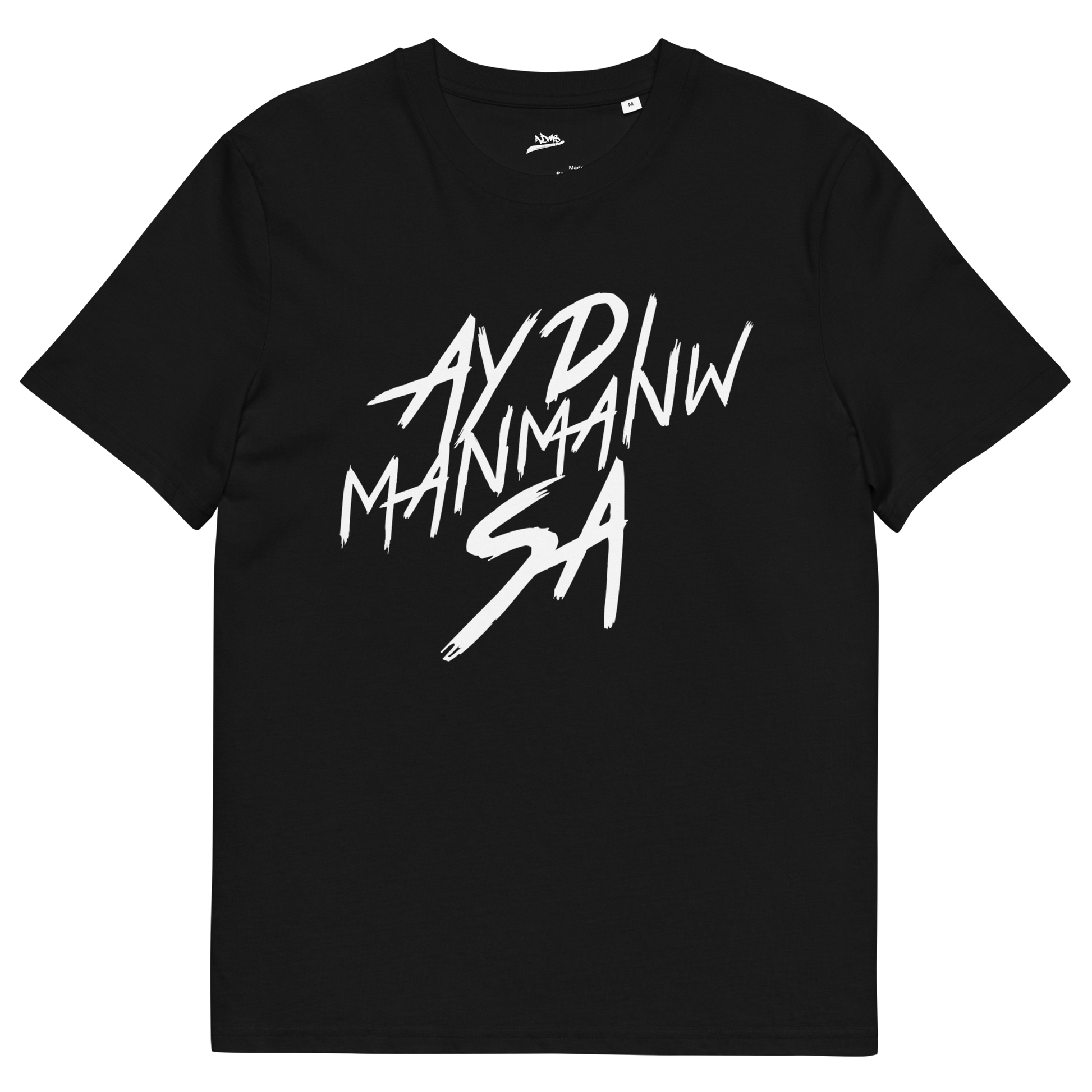 Face du t-shirt noir ADMS SHOP avec l'écriture Ay Di Manmanw Sa floqué en blanc sur la poitrine