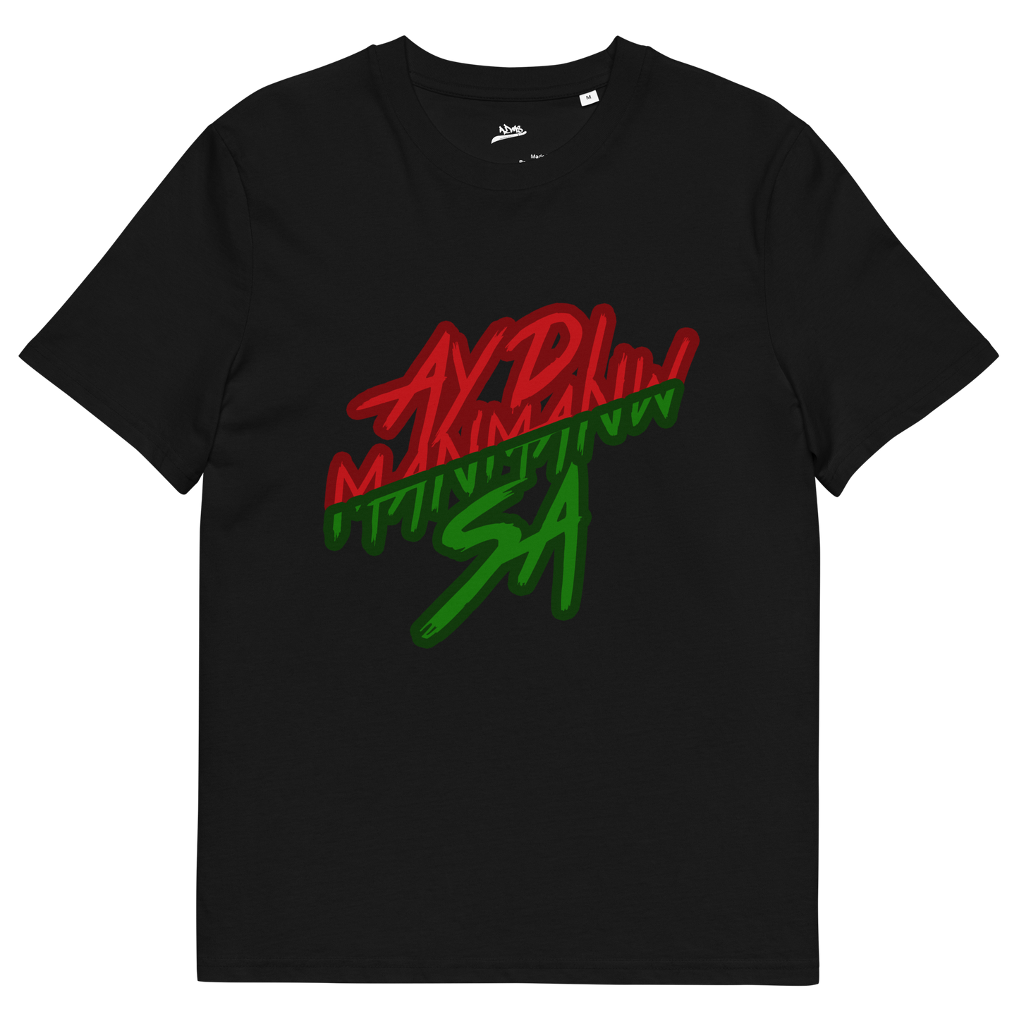 Face du t-shirt noir ADMS SHOP avec l'écriture Ay Di Manmanw Sa floqué en rouge et vert sur la poitrine