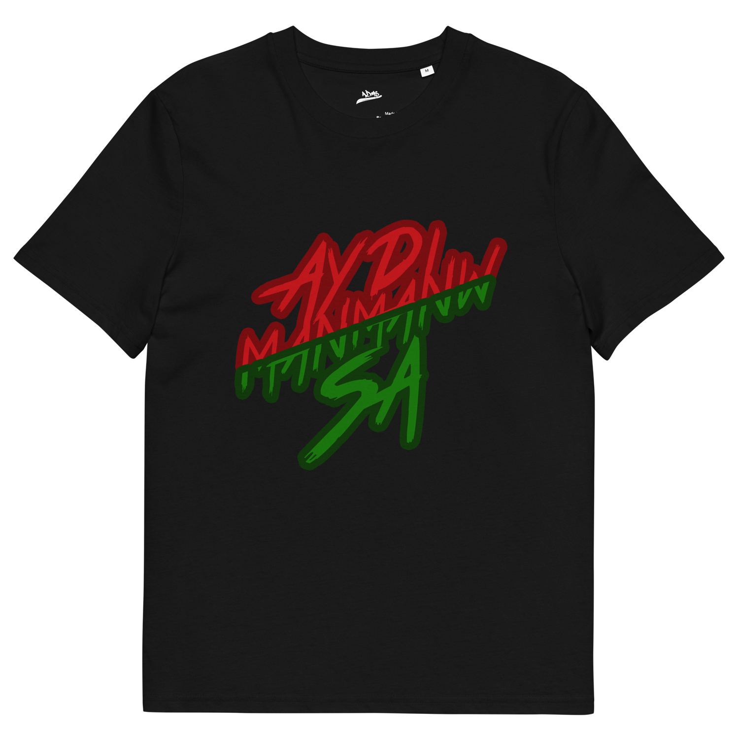Face du t-shirt noir ADMS SHOP avec l'écriture Ay Di Manmanw Sa floqué en rouge et vert sur la poitrine