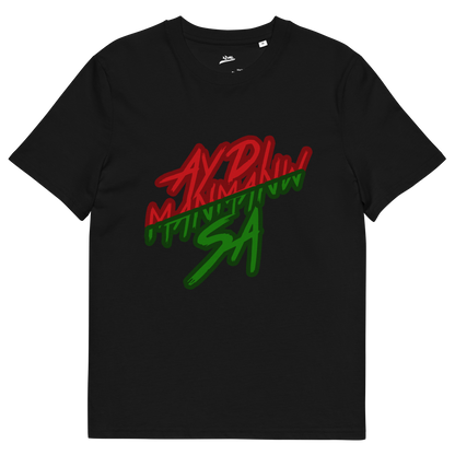 Face du t-shirt noir ADMS SHOP avec l'écriture Ay Di Manmanw Sa floqué en rouge et vert sur la poitrine