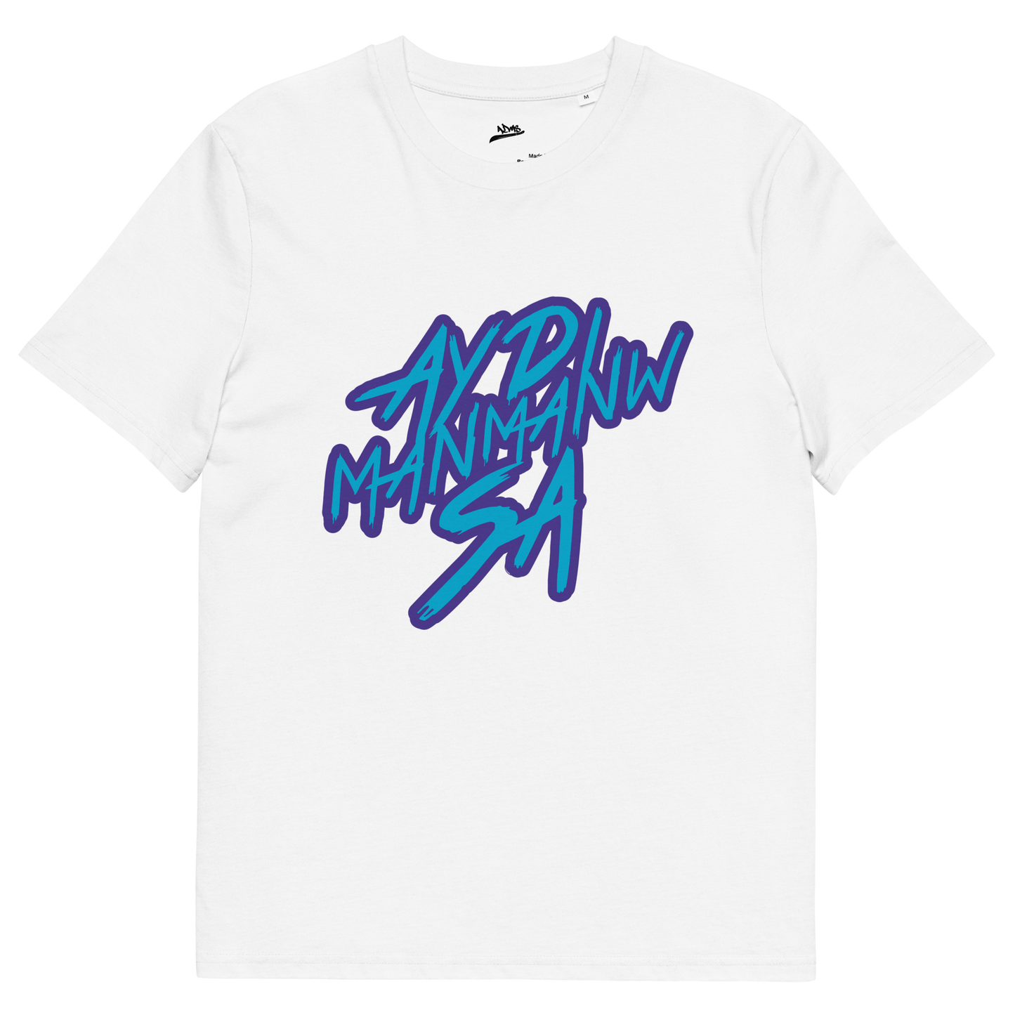 Face du t-shirt blanc ADMS SHOP avec l'écriture Ay Di Manmanw Sa floqué en violet et bleu sur la poitrine
