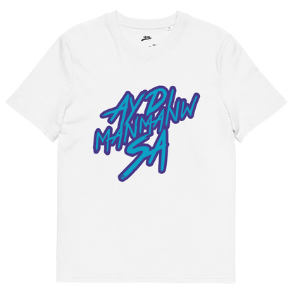 Face du t-shirt blanc ADMS SHOP avec l'écriture Ay Di Manmanw Sa floqué en violet et bleu sur la poitrine