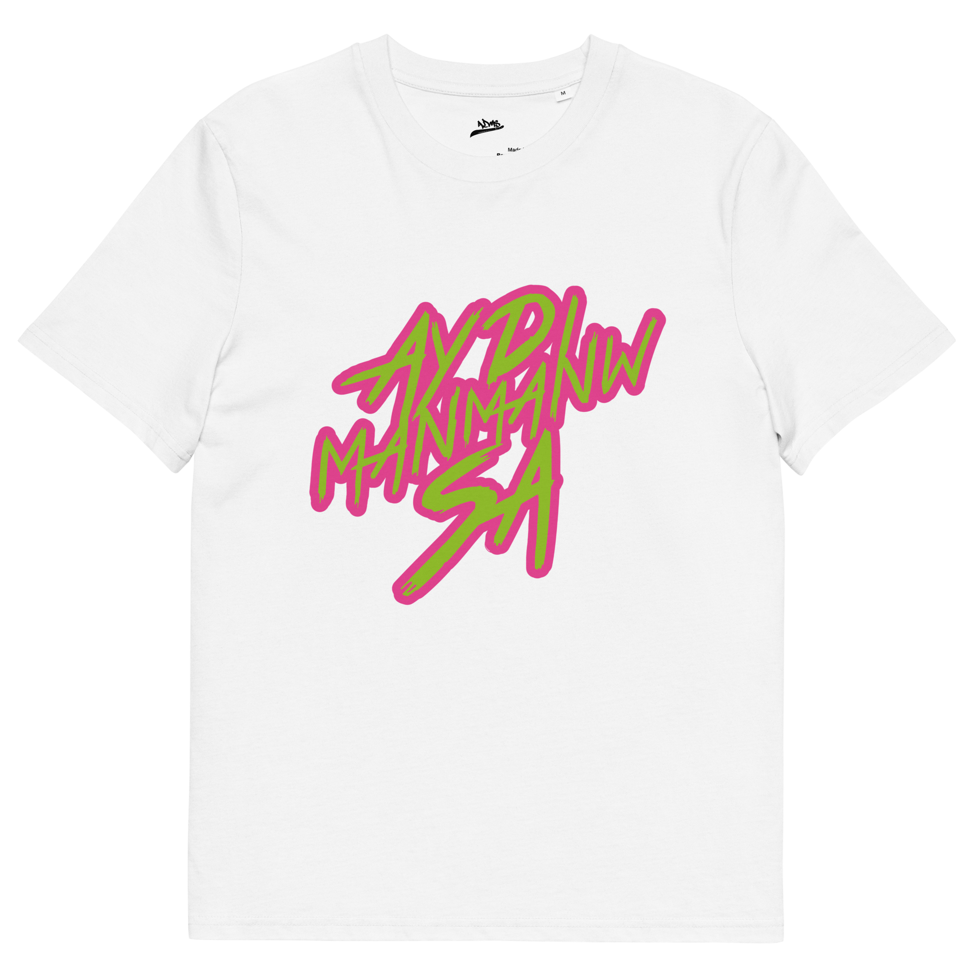 Face du t-shirt blanc ADMS SHOP avec l'écriture Ay Di Manmanw Sa floqué en rose et vert sur la poitrine