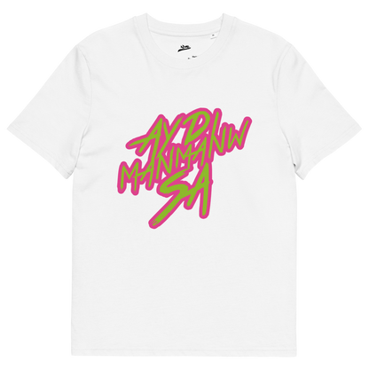 Face du t-shirt blanc ADMS SHOP avec l'écriture Ay Di Manmanw Sa floqué en rose et vert sur la poitrine
