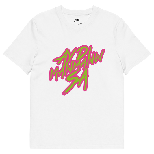 Face du t-shirt blanc ADMS SHOP avec l'écriture Ay Di Manmanw Sa floqué en rose et vert sur la poitrine
