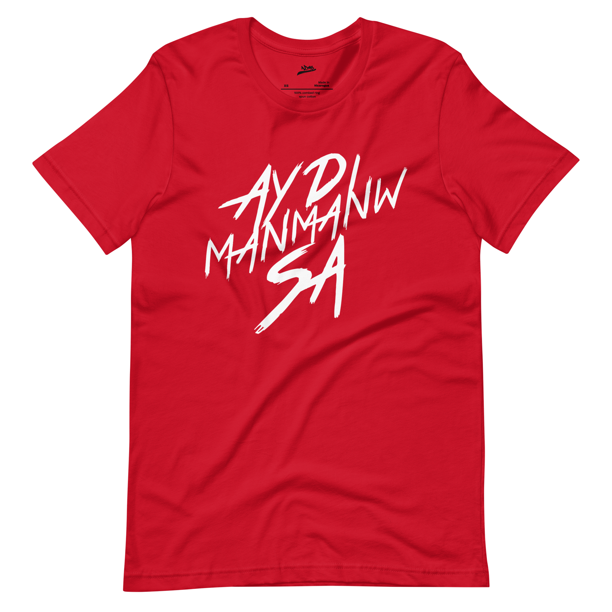 Face du t-shirt rouge ADMS SHOP avec l'écriture Ay Di Manmanw Sa floqué en blanc sur la poitrine