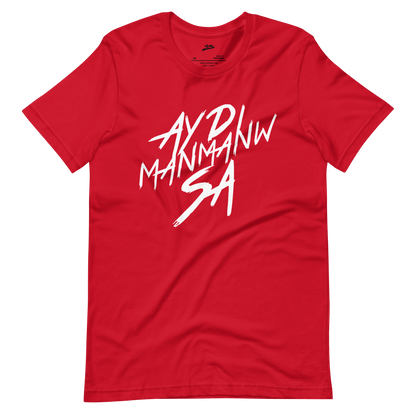 Face du t-shirt rouge ADMS SHOP avec l'écriture Ay Di Manmanw Sa floqué en blanc sur la poitrine