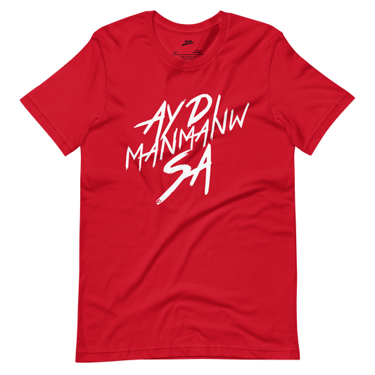 Face du t-shirt rouge ADMS SHOP avec l'écriture Ay Di Manmanw Sa floqué en blanc sur la poitrine