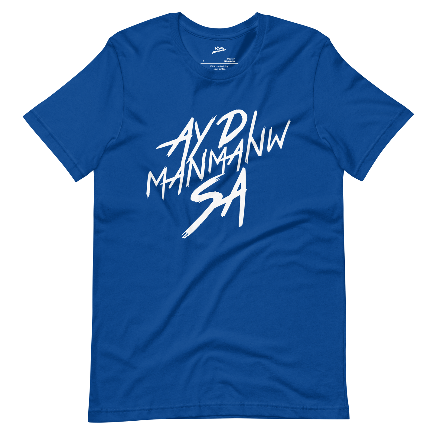 Face du t-shirt bleu ADMS SHOP avec l'écriture Ay Di Manmanw Sa floqué en blanc sur la poitrine