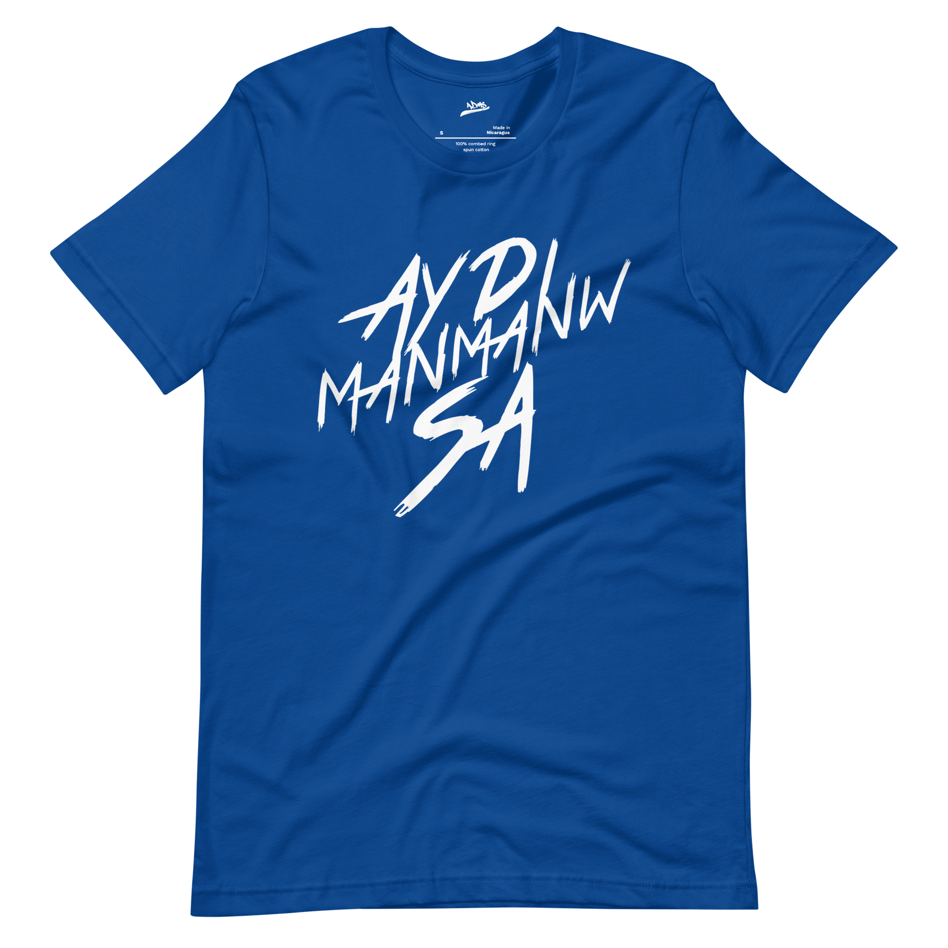 Face du t-shirt bleu ADMS SHOP avec l'écriture Ay Di Manmanw Sa floqué en blanc sur la poitrine
