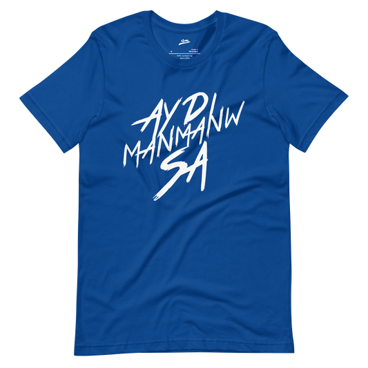 Face du t-shirt bleu ADMS SHOP avec l'écriture Ay Di Manmanw Sa floqué en blanc sur la poitrine